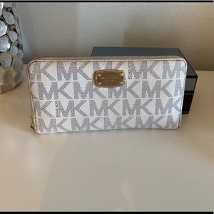100% authentic Michael Kors extra large wallet
